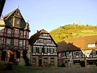 Marktplatz mit Liebigapotheke und Blick auf Starkenburg